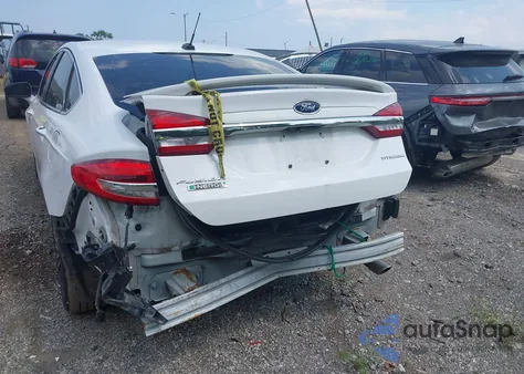 2018 Ford Fusion Energi Titanium z USA, uszkodzony, nr VIN 3FA6P0SU1JR223645